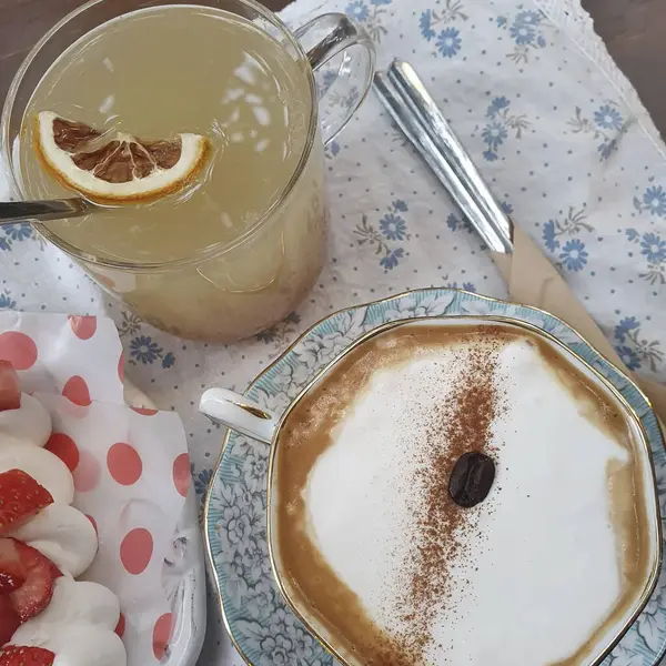 Bir fincan kahve ve kremalı kek.