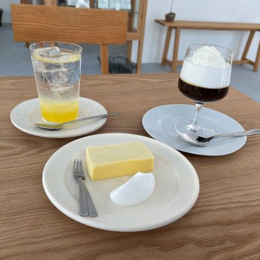 Tahta bir masada bir bardak kahve.