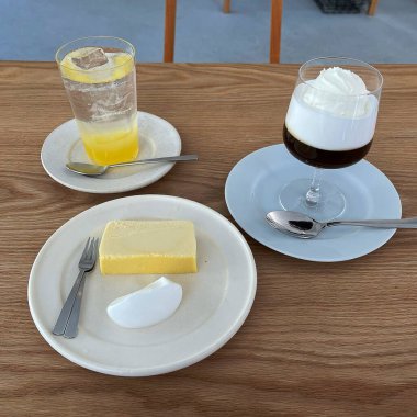 Lezzetli bir tatlıyı tabakta bir kahveyle dikey çekiyoruz.