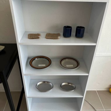 Modern mutfak odasındaki boş mutfak masası.