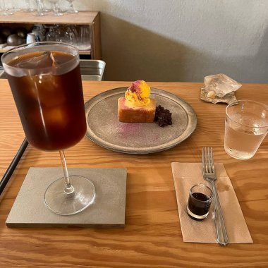 kahve ve çay ahşap masada.