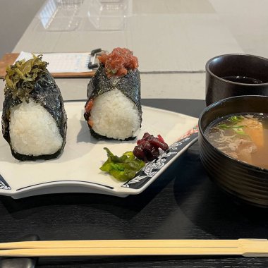 Somon ve sebzeli Japon suşisi.