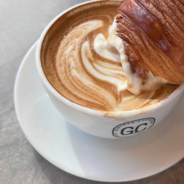 Bir fincan taze kapuçino.