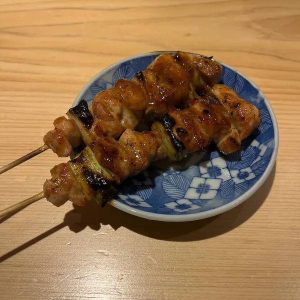 Şişte ızgara tavuk kanadı.