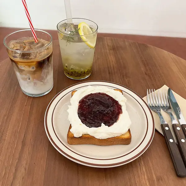 Bir fincan çay ve kaşıkla bir parça kek.