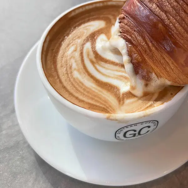 Bir fincan taze kapuçino.