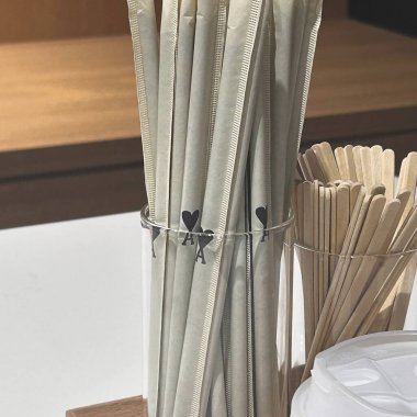 Boş kağıt bardak ve masada bir kaşık.