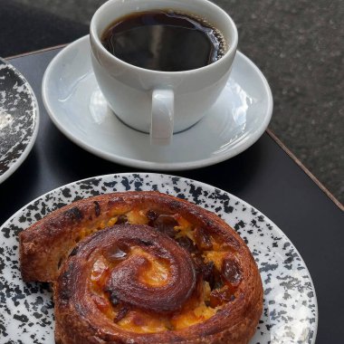 Reçelli taze çörek ve kahve.