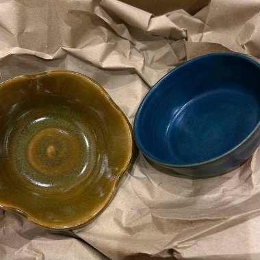 Bir kaşık ve bir kase kahveyle seramik kaseler