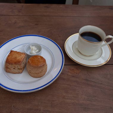 Bir fincan kahve ve bir bardak çay.