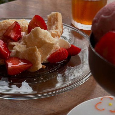 Cam kasede ev yapımı çilek reçeli