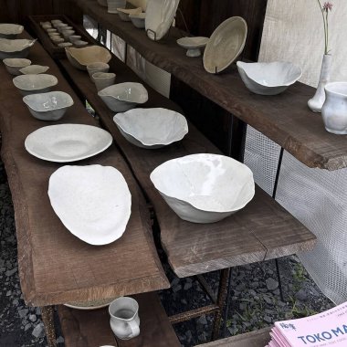 Ahşap masada boş seramik tabaklar