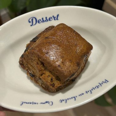 Bir parça çikolatalı pasta ve bir tabak