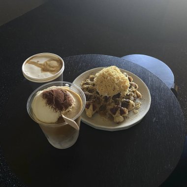 Lezzetli bir dondurma ve bir fincan kahve.