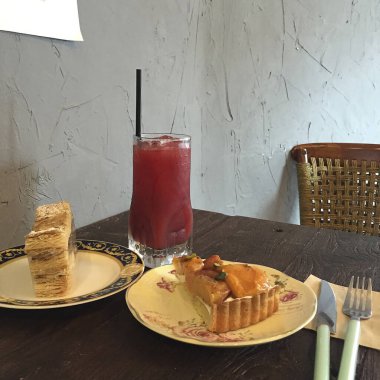 Masadaki tatlı ve lezzetli pasta