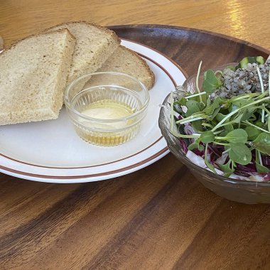 Sebzeli ve peynirli taze salata