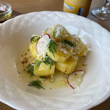 Biberiyeli ve otlu patates.