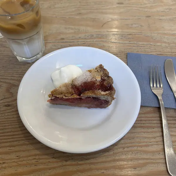 Bir parça dondurma, kremalı kek ve kahve.