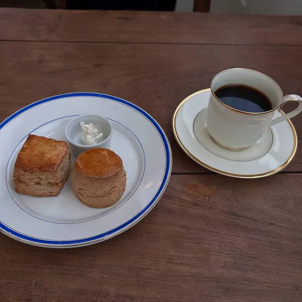 Bir fincan kahve ve bir bardak çay.