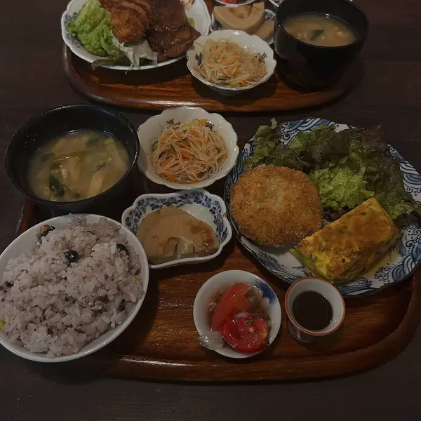 Japon yemeği mi? Sebzeli pirinç ve sebzeler ahşap masada.