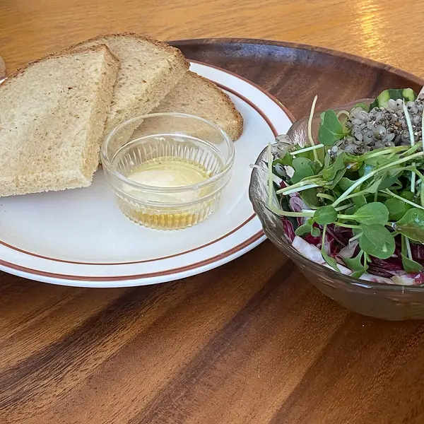 Sebzeli ve peynirli taze salata