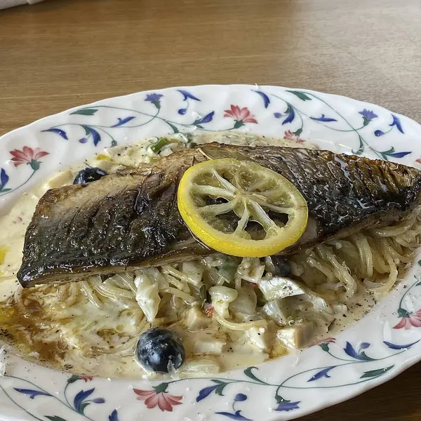 Beyaz tabakta patates ve soğanlı balık..