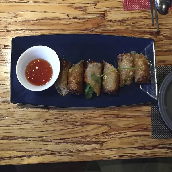 Sarımsaklı kızarmış balık, sos ve salata.