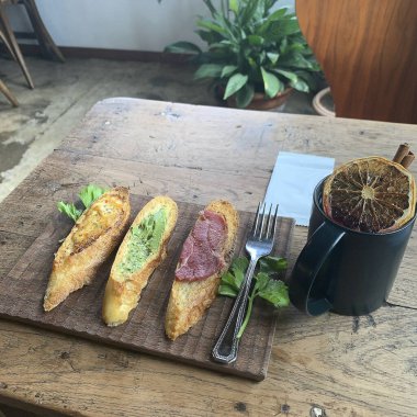 Etli ve sebzeli sandviç.