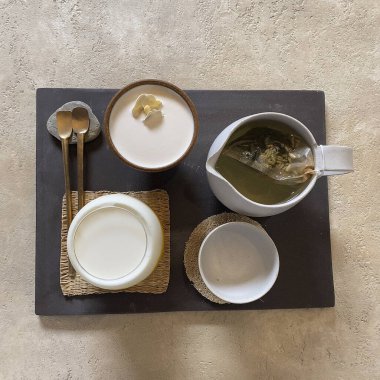 Çay fincanı, çaydanlık ve çay masanın üstünde.