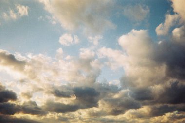 Beyaz bulutlu mavi gökyüzü