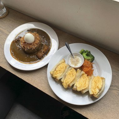 Kızarmış yumurtalı pilav.