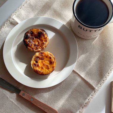 Kahve ve peynirli kahvaltı.