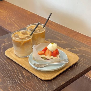 Çilekli ve kremalı kahve.