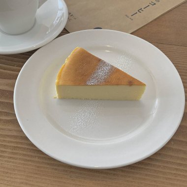 çikolata soslu cheesecake dilim