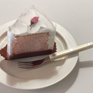 Çatalında beyaz çikolata olan bir kekin yakın plan fotoğrafı.