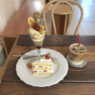 Tahta bir masada bir fincan çay, kahve ve dondurma.