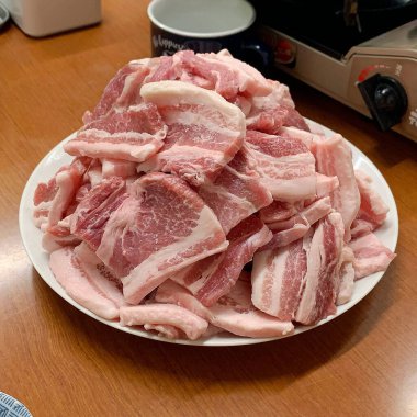 Tahtada çiğ domuz eti