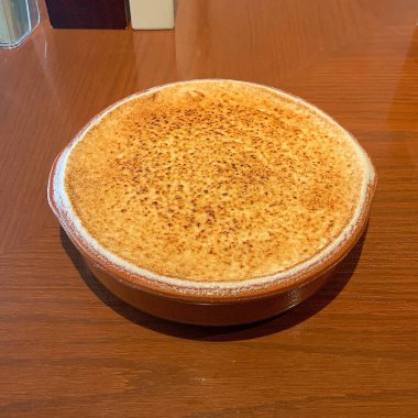 Tahta bir masada nefis ev yapımı kek.