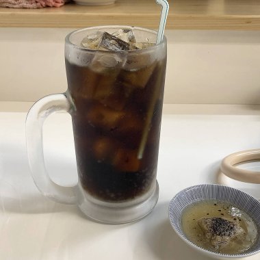 Bir fincan çay ve bir bardak su.