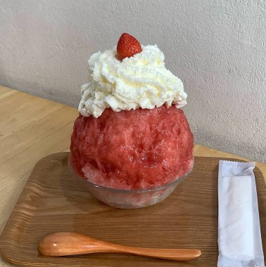 Krem şantili ve naneli çilek kreması.