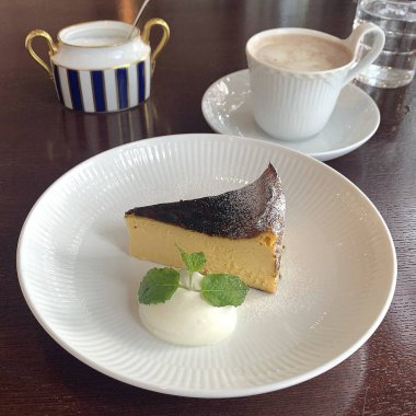 Bir dilim limonlu kek ve bir fincan çay..