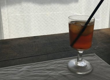 Masanın üzerinde buz küpleri olan buzlar.