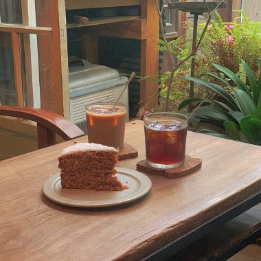 kahve fincanı ve kahve tahta masada.