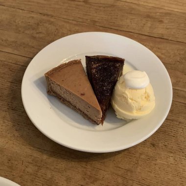 Beyaz bir tabakta bir dilim lezzetli çikolatalı pasta.