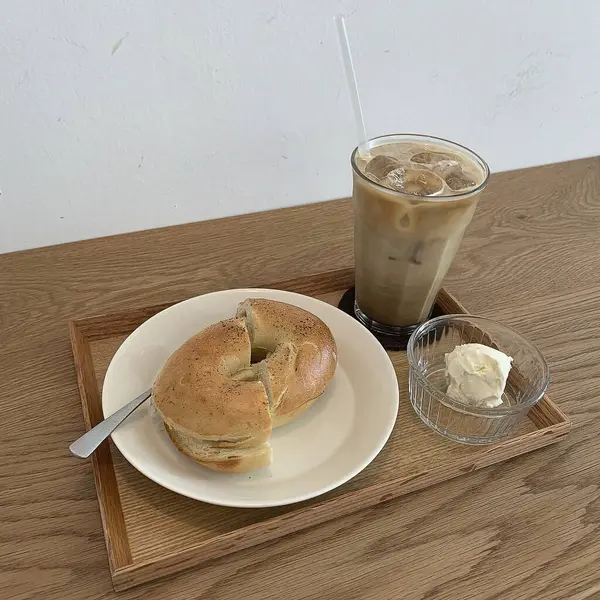 Kahve ve masada ekmek