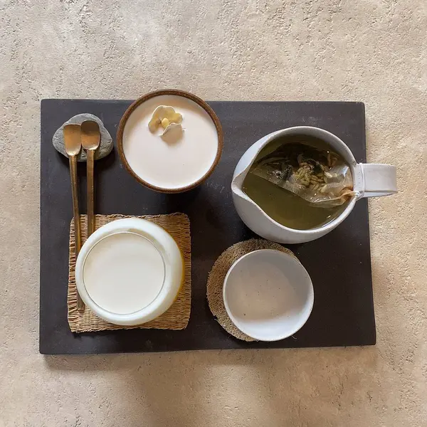 Çay fincanı, çaydanlık ve çay masanın üstünde.