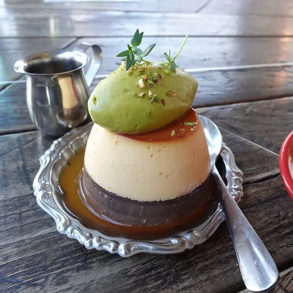 Lezzetli bir kek ve kahvenin dikey çekimi.