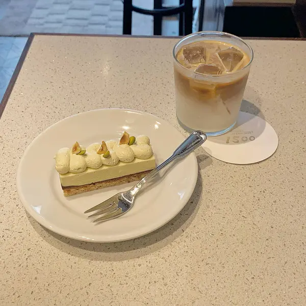 Bir kafede bir bardak kahve ve dondurma. yüksek kaliteli fotoğraf