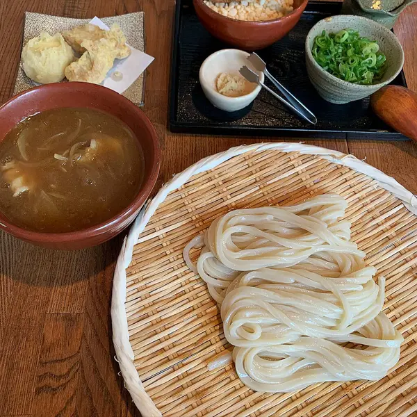 Tavuk ve sebzeli Japon eriştesi.