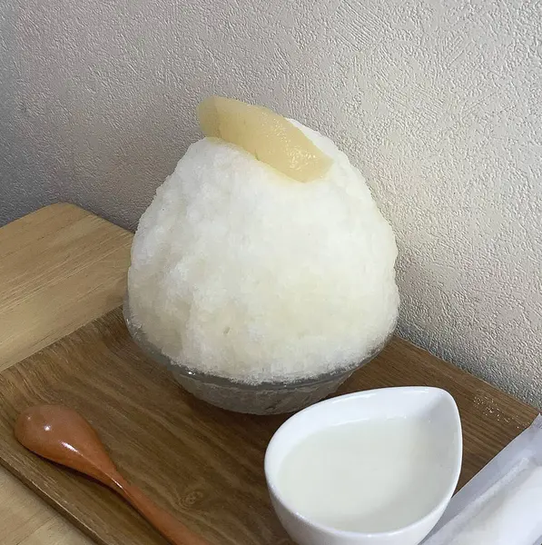 Bir kase pirinçli pilav ve bir kase pilavın yakın çekimi.